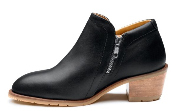 Gravity Women’s Steel Toe Boots I Full-Grain Leather in Black Interior Side View with Zipper Detail